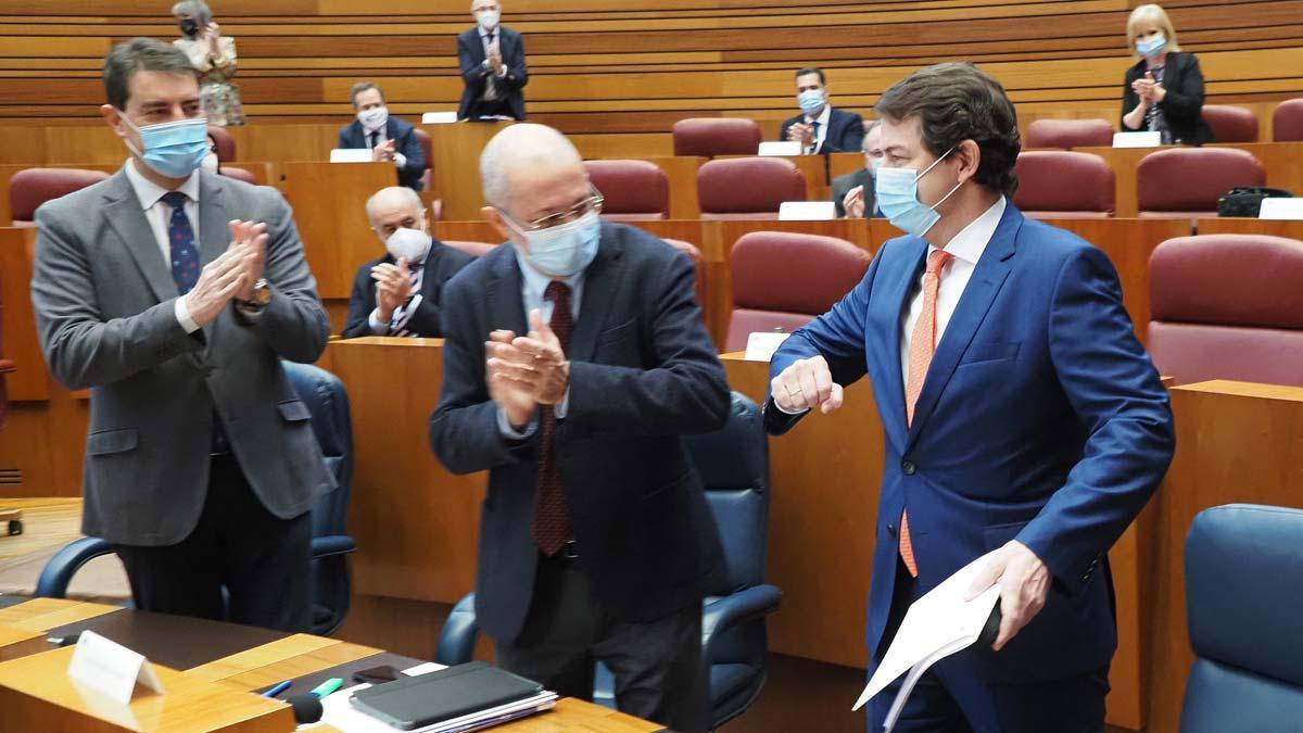 Duelo de aplausos a Tudanca y Mañueco antes del debate de la moción de censura en Castilla y León