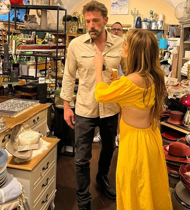 Ben Affleck y Jennifer Lopez en una tienda de decoración en Italia