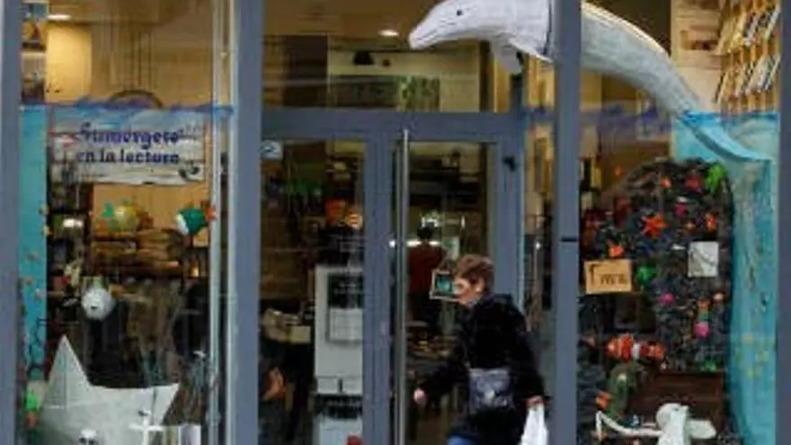 Montaje del escaparate ganador del concurso de carnaval