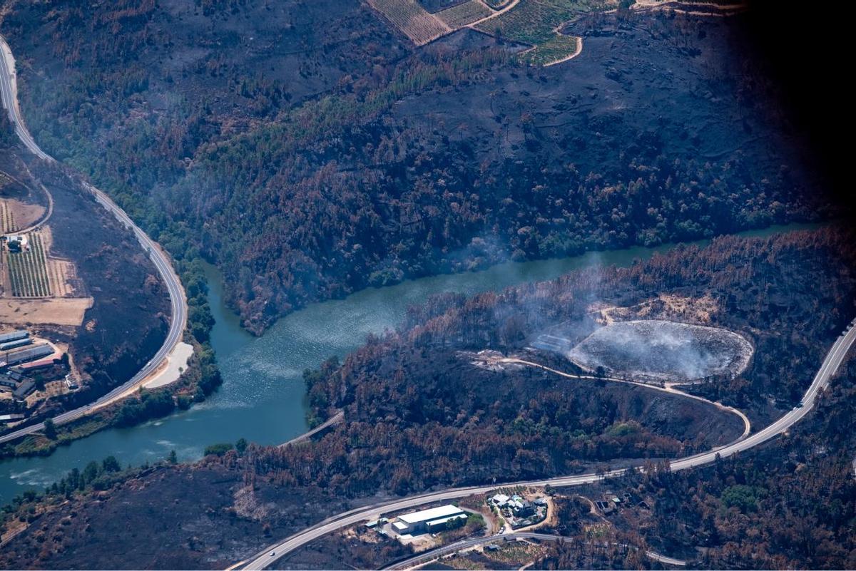 Vertedero en llamas de A Rúa, en la comarca de Valdeorras, región castigada por el incendio declarado en Larouco, el más grande de la historia de Galicia