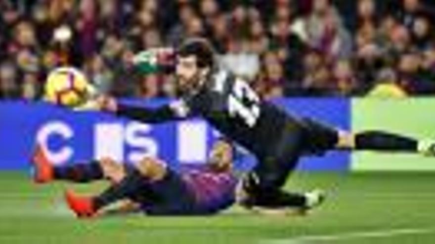 Luis Suárez remata per fer pujar l&#039;1-0 al marcador del Camp Nou.