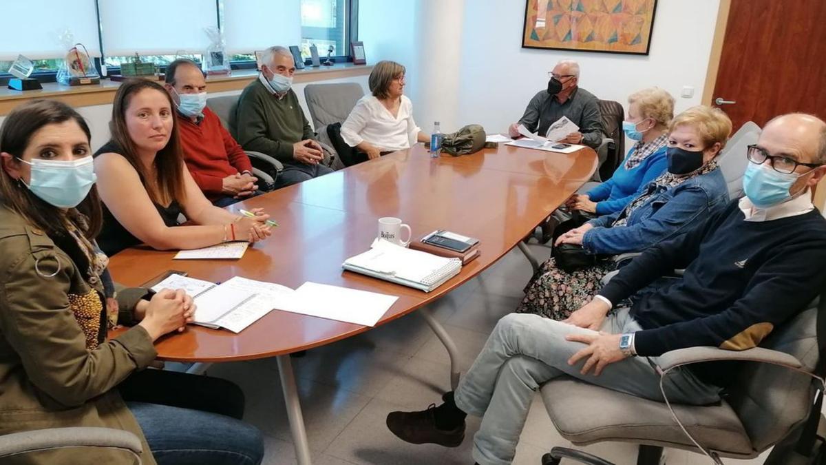 La alcaldesa, en primer plano, y ediles de gobierno y oposición con resto de miembros de la Mesa da Sanidade, esta semana.   | // FDV