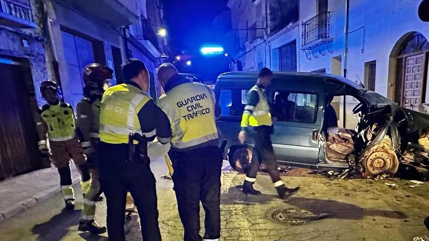 Policías, guardias civiles y bomberos, en el lugar del siniestro mortal.