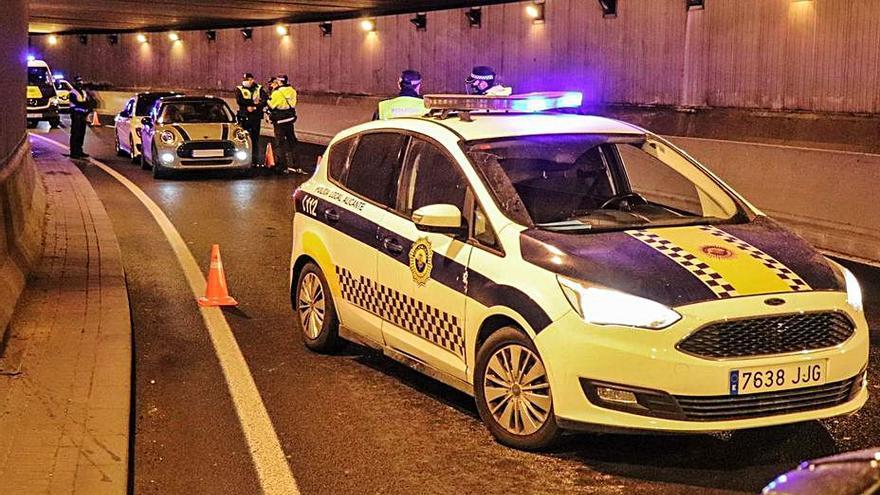 Un control desplegado por la Policía Local en Alicante. | INFORMACIÓN