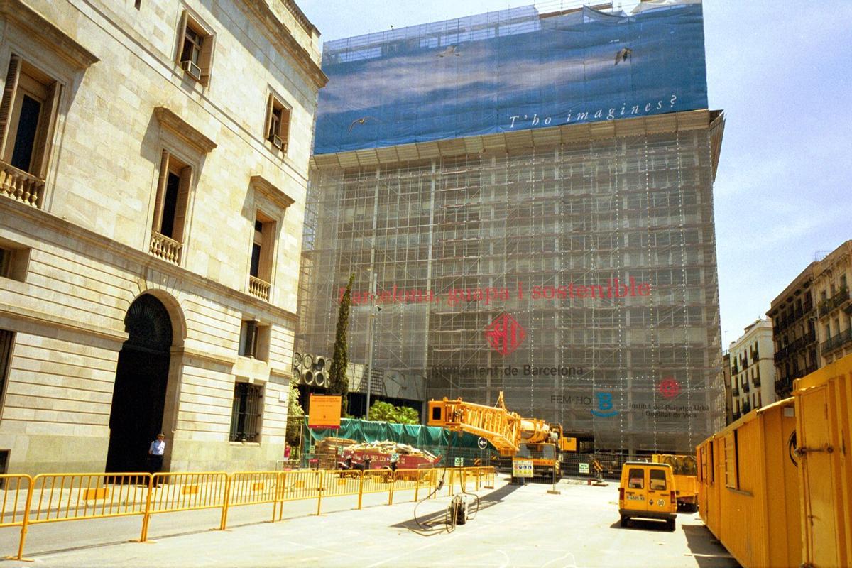 Junio de 2001. Trabajos de demolición de los cuatro pisos superiores del inmueble