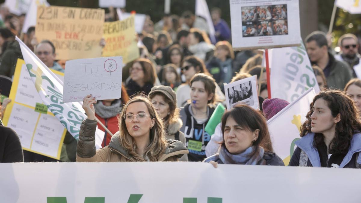 VÍDEO: Así fue la manifestación de médicos en Oviedo