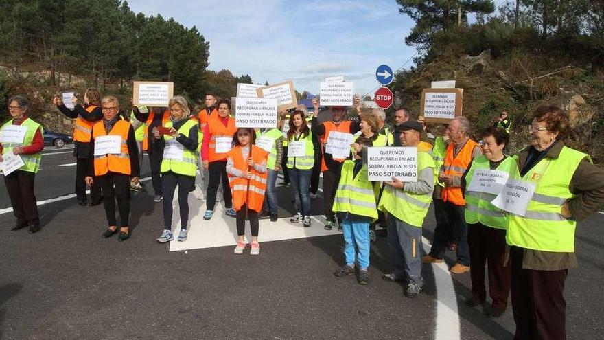 Los vecinos protestaron ayer en el arcén, en el cruce de Ribela, mientras la caravana pasaba. // Iñaki Osorio