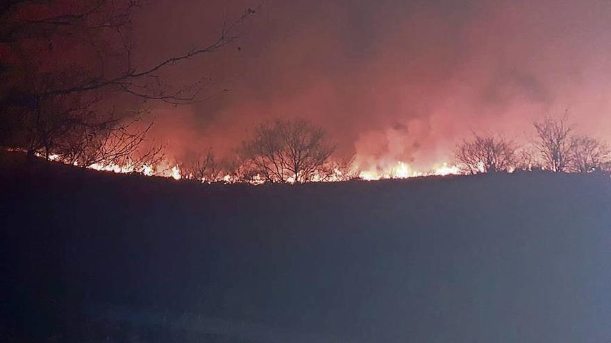 Una imagen del incendio que arrasó el lunes diez hectáreas de monte en Graña de Cabanelas.