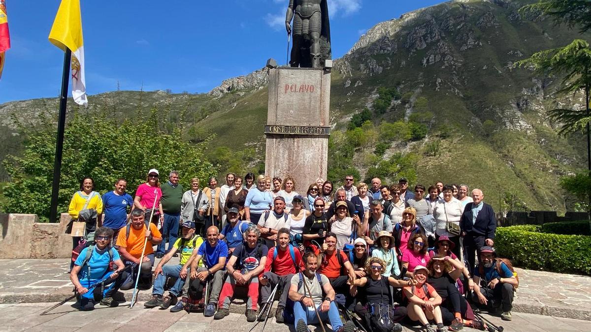 Peregrinación a Covadonga de la asociación La Travesera, de Laviana.