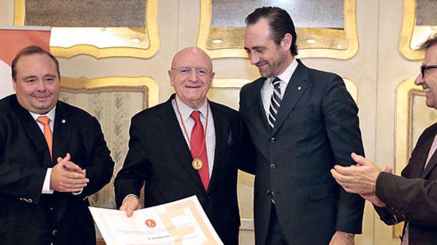 Abel Matutes, entre Bauzá y Onofre Martorell, tras recibir la medalla de oro.