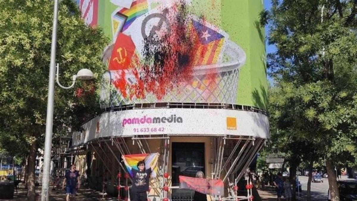 La Junta Electoral de Madrid exige a Vox que retire la lona de la 'papelera' en 24 horas