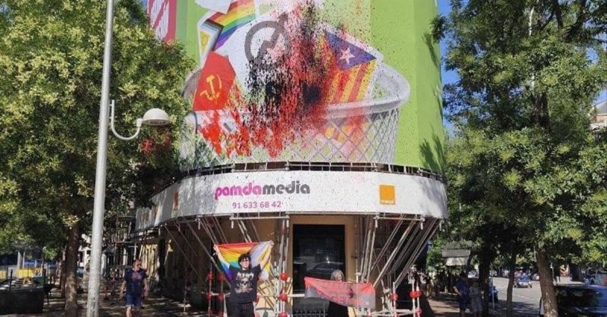 La Junta Electoral de Madrid insta Vox a treure la lona contra la bandera LGTBI, l’independentisme i el comunisme