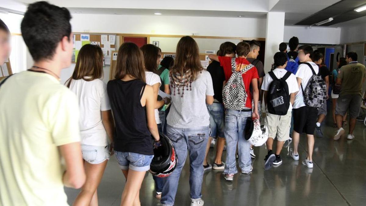 Adolescentes en un centro escolar.