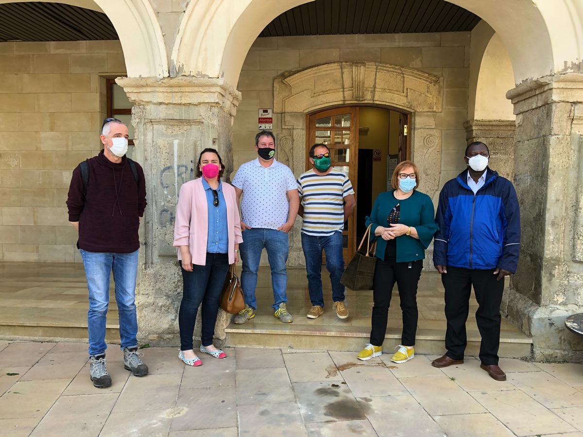 Los responsables de las diferentes entidades, este jueves, durante la presentación de los alojamientos en Albalate.