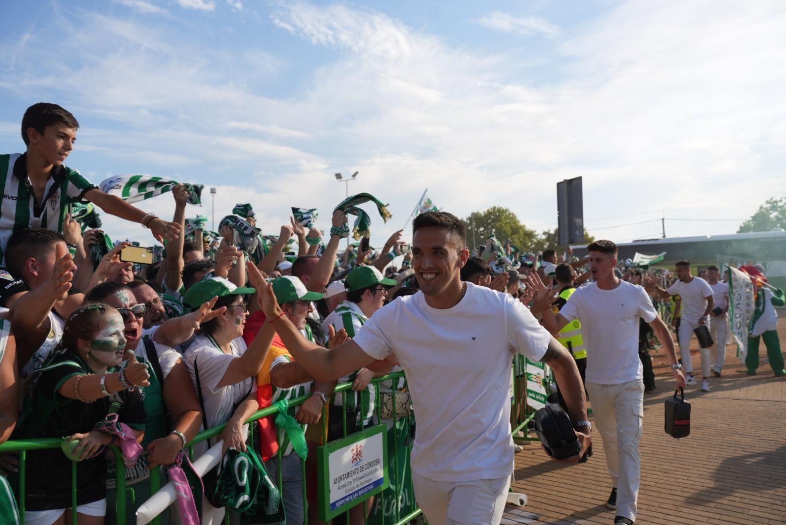 Así recibió la afición del Córdoba CF al autobús del equipo en El Arenal