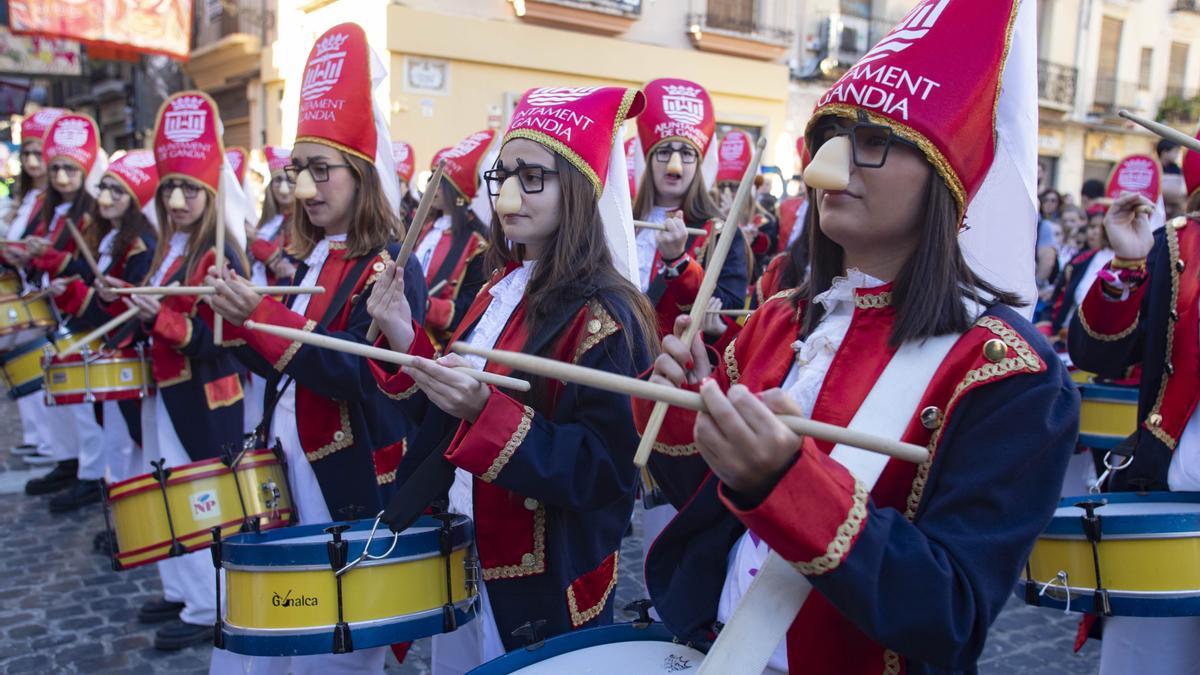 Varias integrantes de una de las bandas del Tio de la Porra de Gandia