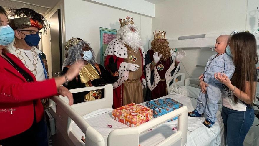 Los Reyes visitan a los niños de Son Espases | CAIB