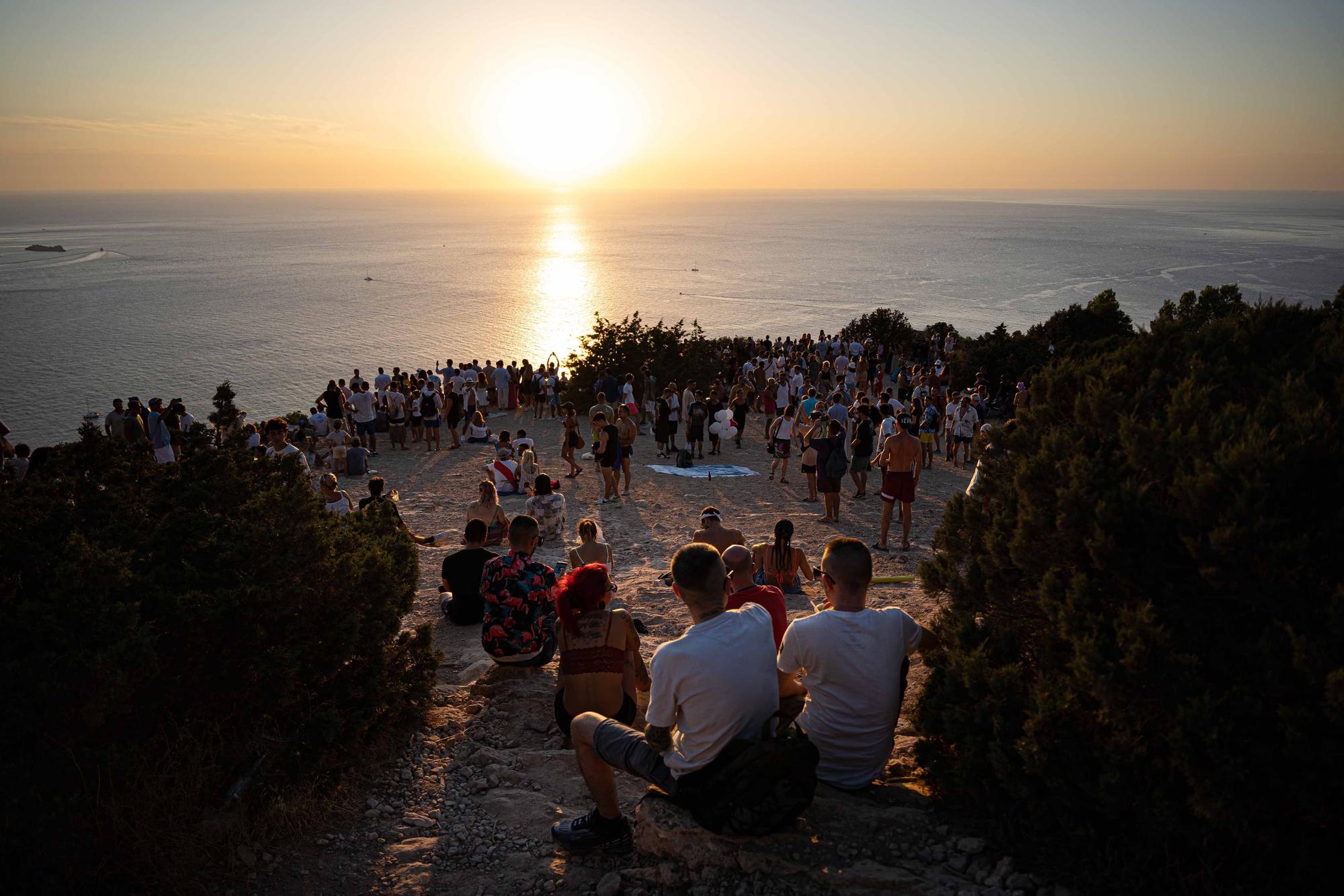 Caos circulatorio para ver uno de los mejores atardeceres de Ibiza, frente a es Vedrà