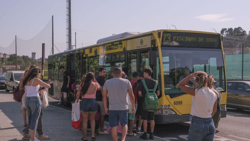 Usuarios suben a uno de los autobuses urbanos de Ourense.