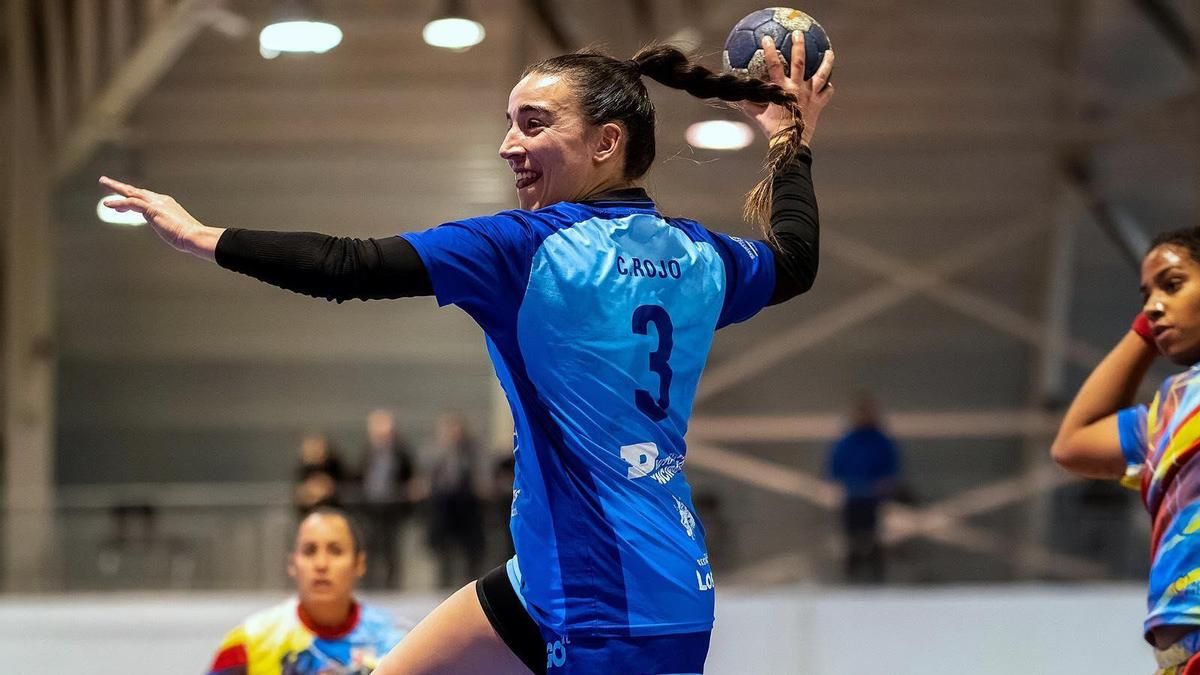 Celia Rojo realiza un lanzamiento a portería.