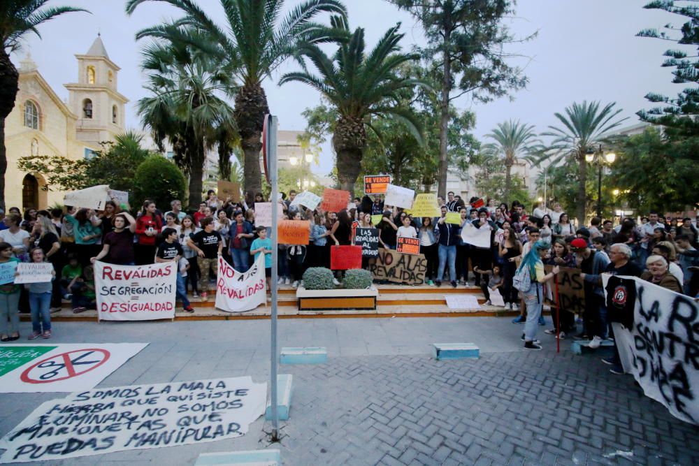 Unos 250 alumnos, profesores y padres secundan la protesta contra la Lomce y las nuevas pruebas en Torrevieja