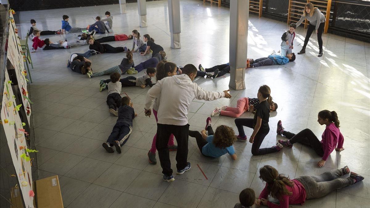 Alumnos de la escuela de primaria Lanaspa y del centro de educación especial Crespinell, ambas de Terrassa, en una clase de gimnasia conjunta.