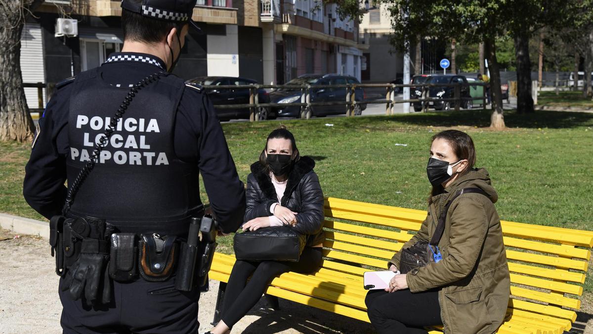 Un agente de la Policía de Paiporta, en labores de vigilancia