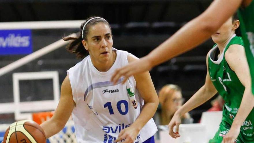 Laura Martínez conduce el balón, ayer ante el Araski.