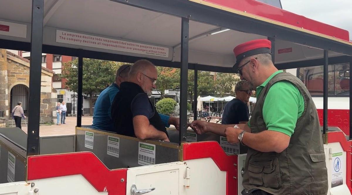 Viajeros del tren turístico de Aller