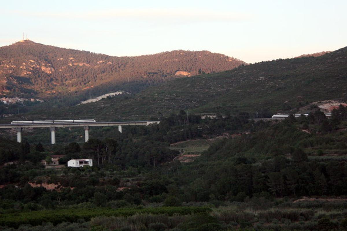 El tren Alvia avariat entre el túnel i l’entrada al viaducte de Montblanc