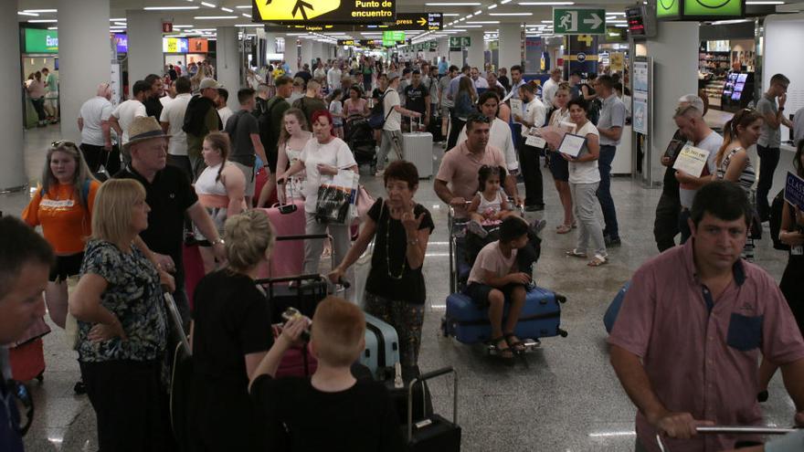 Protesta en el aeropuerto para denunciar &quot;que el turismo mata a Mallorca&quot;