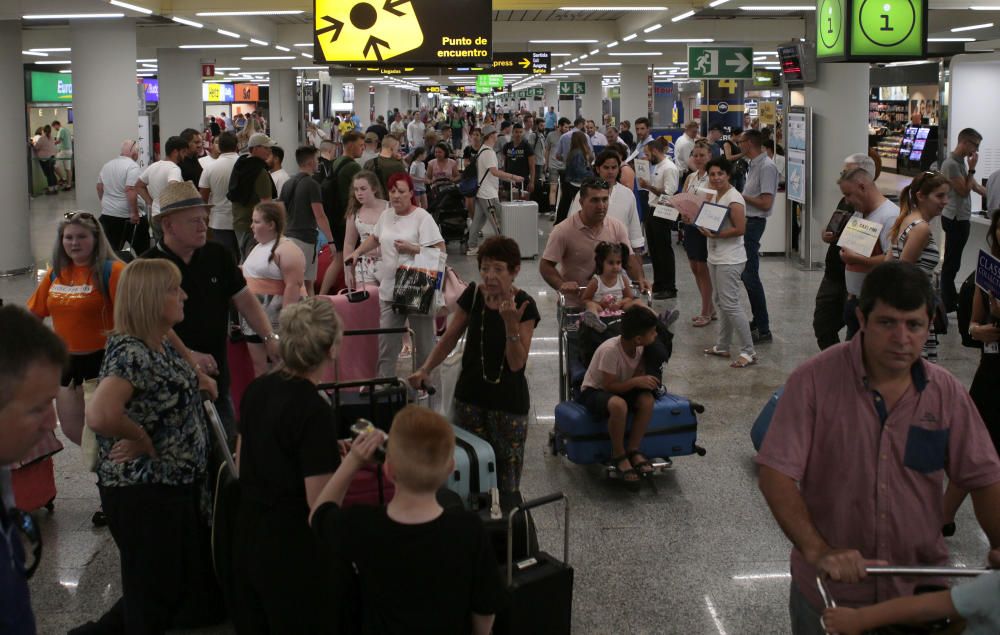 Protesta en el aeropuerto para denunciar "que el turismo mata a Mallorca"