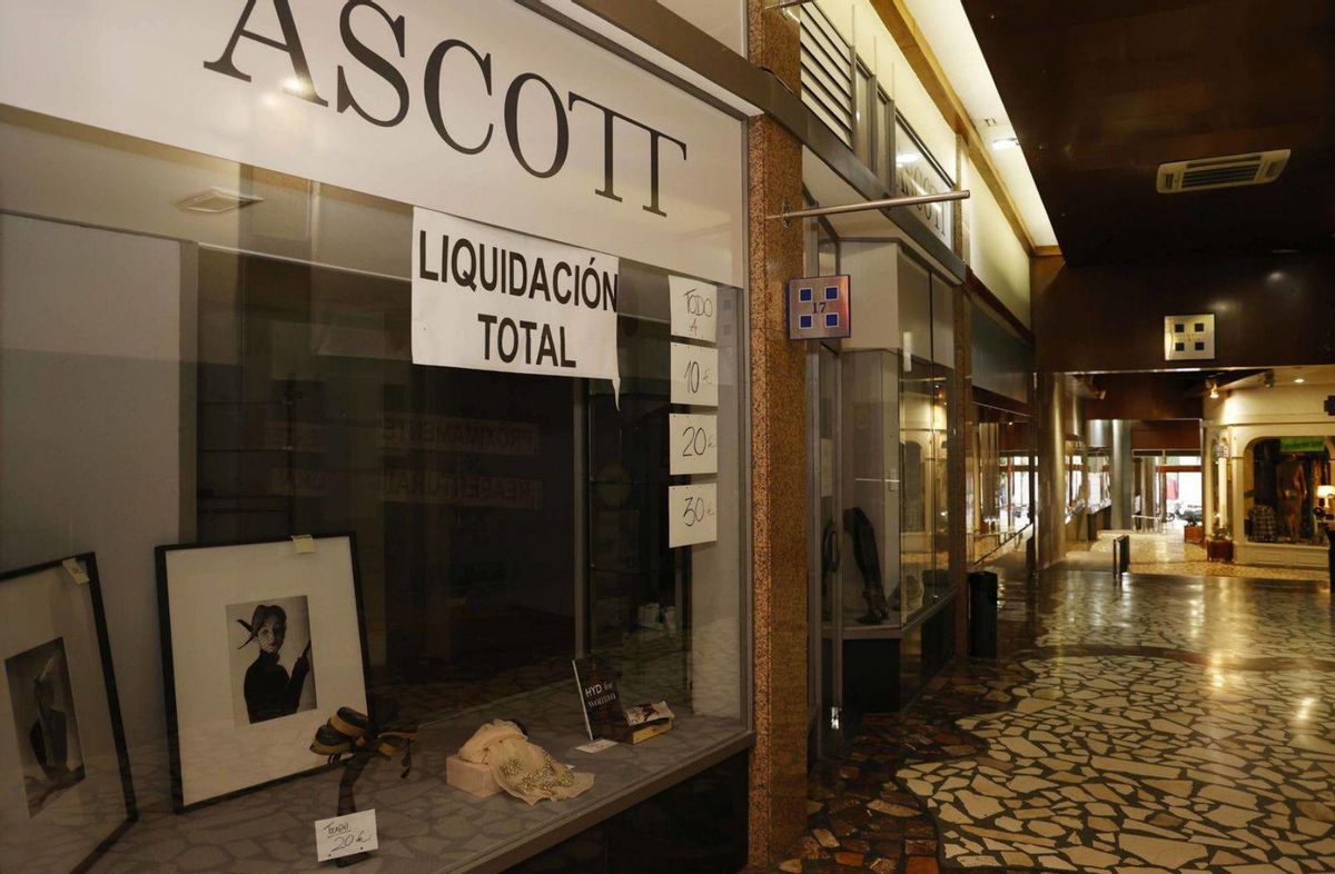 Un comercio en fase de cierre en las céntricas Galerías Durán. | // PABLO HERNÁNDEZ GAMARRA