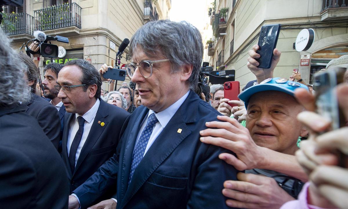 Carles Puigdemont aparece por la calle Trafalgar para acudir al acto de bienvenida preparado para recibir al ex president en su regreso a Catalunya.