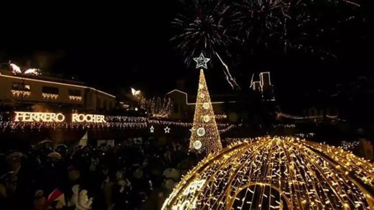 Betanzos o Mondoñedo: La guerra entre capitales del antiguo Reino de Galicia por la iluminación navideña de Ferrero Rocher
