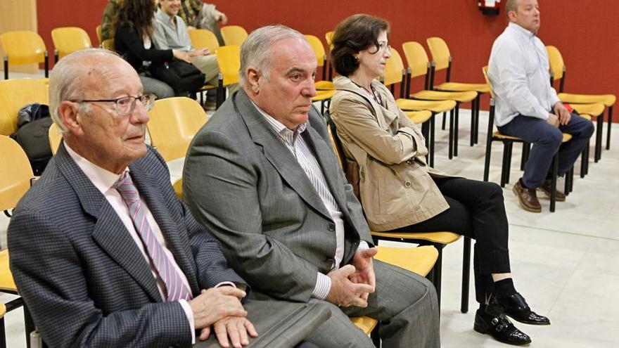 Por la izquierda e primera fila, Manuel Martín, Guillermo Alfredo Honrubia, Margarita García y Ángel Manuel García Brugos, en una sesión del juicio.