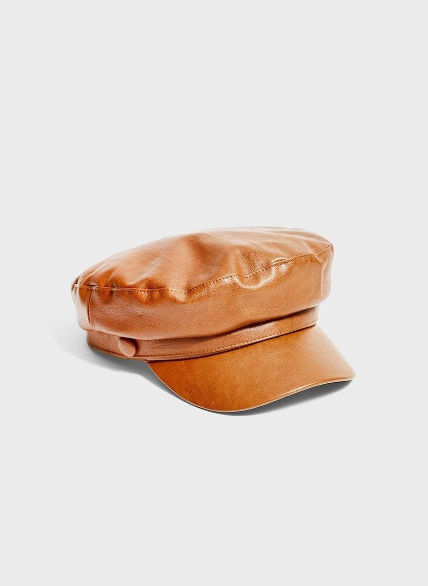 Gorra efecto piel de Stradivarius (precio: 799 euros)