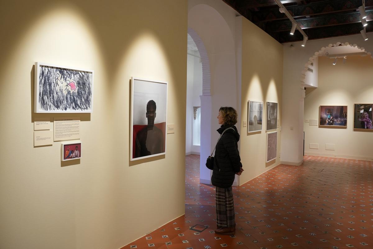 Exposición "Paisajes Efímeros del Sol" en las salas de exposiciones de Casa Árabe.