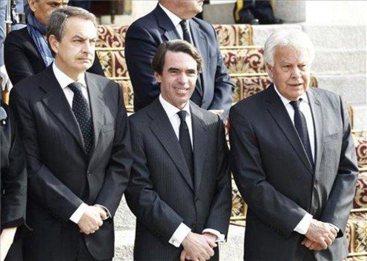 Els expresidents del Govern, Felipe Gozález, José María Aznar i José Luís Rodriguez Zapatero, esperen a les escalinates del Congrés.