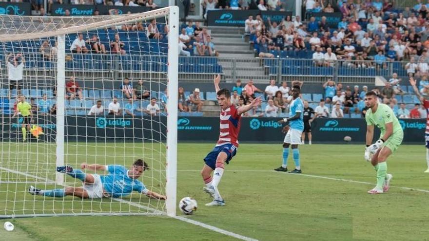 Goldar saca el balón tras cruzar la línea de gol en el 0-1 del Granada.