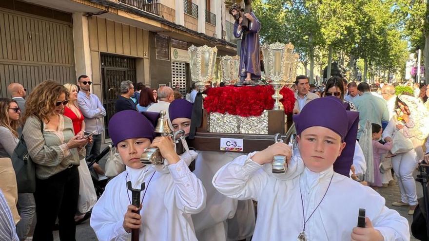 Los pasos lucentinos lucieron crespón negro por el Papa Francisco.