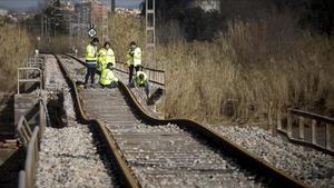  Técnicos de Adif trabajan en una vía de tren afectada por la tormenta Gloria. 