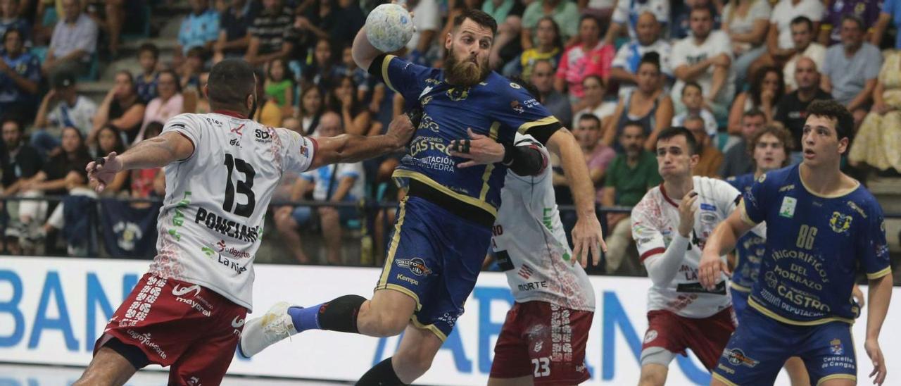 Juan del Arco, defendido ayer por Thiago y Rolando Uríos, fue el máximo goleador del Cangas en el estreno liguero. |  // SANTOS ÁLVAREZ