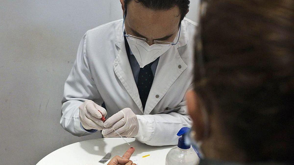 El presidente del Colegio de Farmacéuticos, Santiago Leyes, haciendo una prueba rápida.