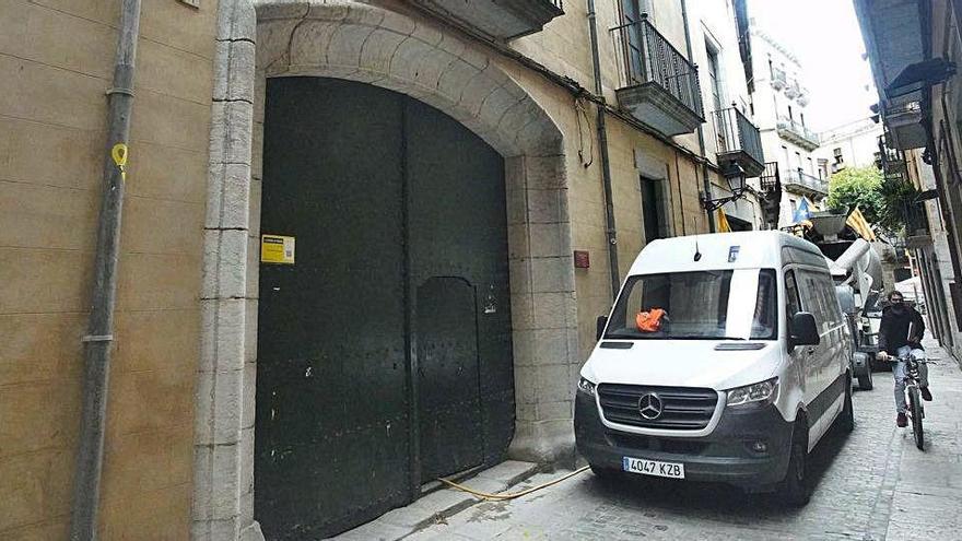 La façana de l&#039;edifici, amb un vehicle de les obres just al davant.