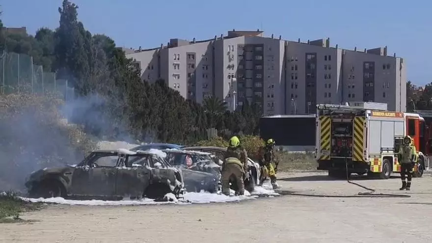 Aparatoso incendio en el PAU 1 de Alicante: cuatro coches arden junto a la sede de Cruz Roja