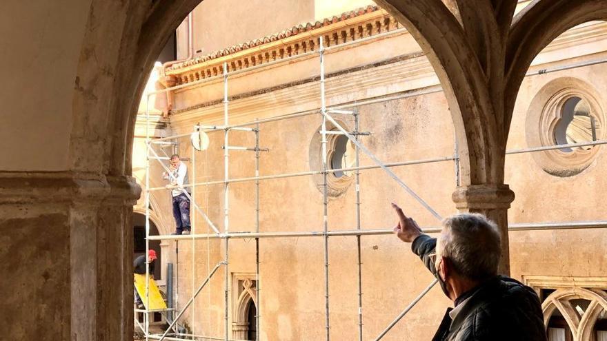 El claustro gótico del monasterio de Guadalupe se somete a cirugía