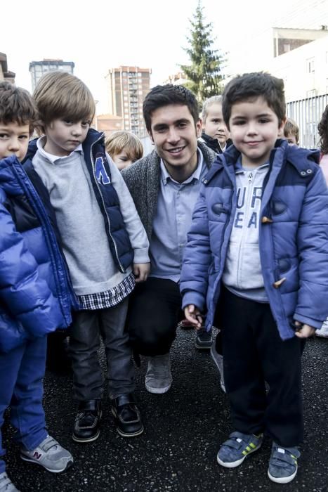 Visita de los jugadores del Real Oviedo, Toché y Héctor, al Colegio Buenavista I