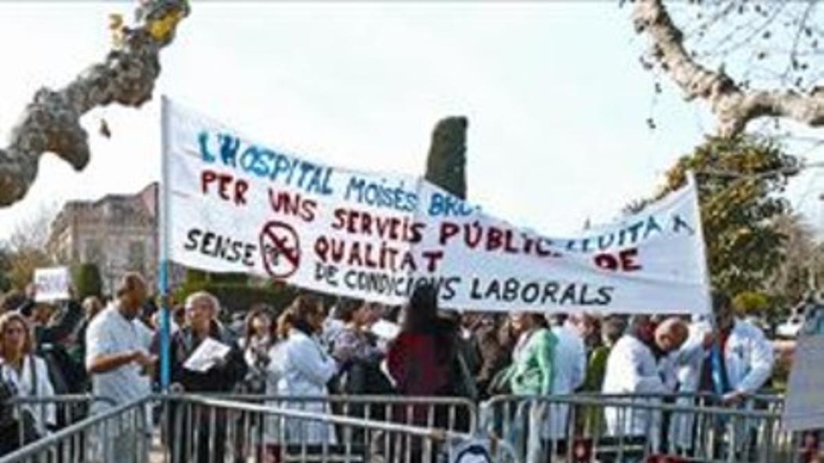 La acampada de personal sanitario en el vestíbulo del Hospital de Sant Pau y protesta de trabajadores de la sanidad pública ante el Parlament, ayer.