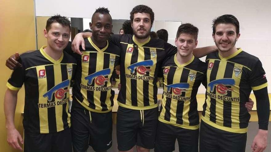 Javi Tien, Collins, Buchi, Fer y Arturo, en el vestuario del Cuntis tras derrotar al Arosa.